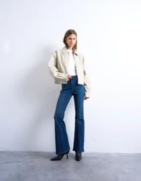 Jeans a vita alta e taglio svasato Tsjamie