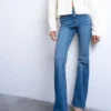 Jeans a vita alta e taglio svasato Tsjamie