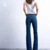 Jeans a vita alta e taglio svasato Tsjamie