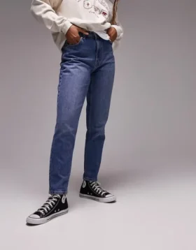 Jeans a vita alta e vestibilità “mom” di Topshop