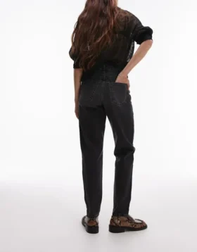 Jeans a vita alta e vestibilità “mom” di Topshop