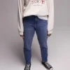 Jeans a vita alta e vestibilità “mom” di Topshop