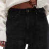 Jeans a vita alta e vestibilità “mom” di Topshop