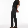 Jeans a vita alta e vestibilità “mom” di Topshop