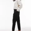 Jeans a vita alta e vestibilità “mom” di Topshop
