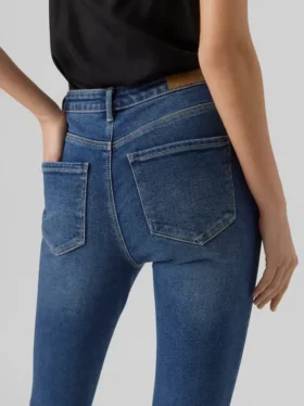 Jeans a vita alta e vestibilità slim VMSophia
