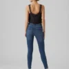 Jeans a vita alta e vestibilità slim VMSophia