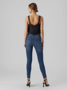 Jeans a vita alta e vestibilità slim VMSophia
