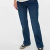 Jeans a vita media con taglio svasato e gamba a zampa