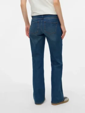 Jeans a vita media con taglio svasato e gamba a zampa