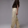 Jeans a vita media e vestibilità a botte di Topshop