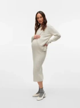 Maglia di maglieria dal taglio regolare con scollo rotondo e polsini a costine