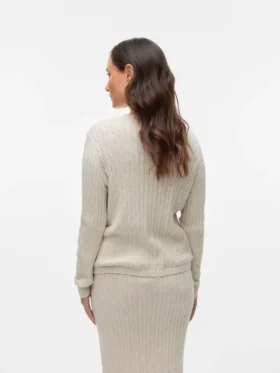 Maglia di maglieria dal taglio regolare con scollo rotondo e polsini a costine