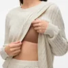 Maglia di maglieria dal taglio regolare con scollo rotondo e polsini a costine