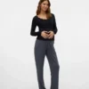 Pantaloni a vestibilità regolare e vita media