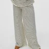 Pantaloni a vita alta e vestibilità regolare