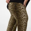 Pantaloni a vita alta e vestibilità regolare