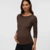 Top aderente con scollo a barchetta