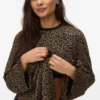 Top dal taglio ampio con scollo rotondo