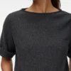 Top dal taglio regolare con scollo a barchetta