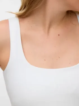 Top dal taglio regolare con scollo quadrato