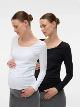 Top slim fit con scollo a U