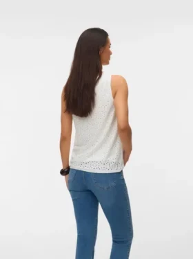Top slim fit con scollo a U