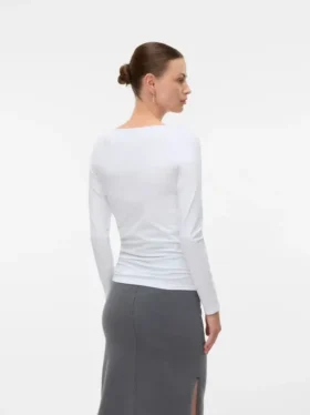 Top slim fit con scollo a U