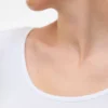 Top slim fit con scollo a U