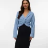 Vestibilità regolare, scollo a V, polsini risvoltati, spalle scese, maglione