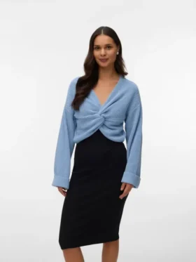 Vestibilità regolare, scollo a V, polsini risvoltati, spalle scese, maglione