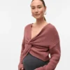 Vestibilità regolare, scollo a V, polsini risvoltati, spalle scese, maglione