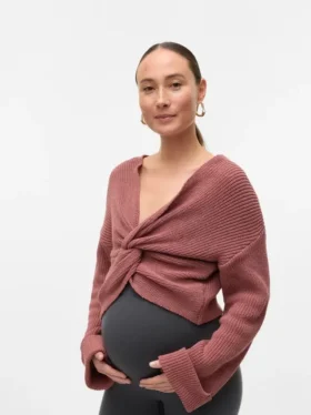 Vestibilità regolare, scollo a V, polsini risvoltati, spalle scese, maglione