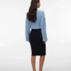 Vestibilità regolare, scollo a V, polsini risvoltati, spalle scese, maglione