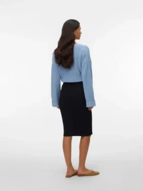 Vestibilità regolare, scollo a V, polsini risvoltati, spalle scese, maglione