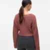 Vestibilità regolare, scollo a V, polsini risvoltati, spalle scese, maglione