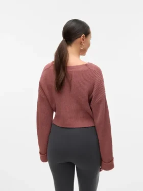 Vestibilità regolare, scollo a V, polsini risvoltati, spalle scese, maglione