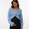 Vestibilità regolare, scollo a V, polsini risvoltati, spalle scese, maglione