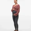 Vestibilità regolare, scollo a V, polsini risvoltati, spalle scese, maglione