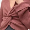 Vestibilità regolare, scollo a V, polsini risvoltati, spalle scese, maglione