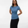 Vestibilità regolare, scollo a V, polsini risvoltati, spalle scese, maglione