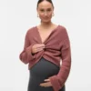 Vestibilità regolare, scollo a V, polsini risvoltati, spalle scese, maglione